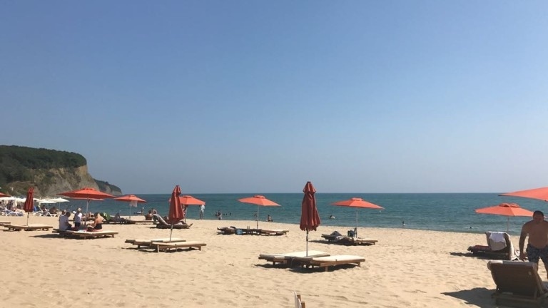 Централният плаж в Созопол посреща туристите с екобюлетин за качеството на морската вода